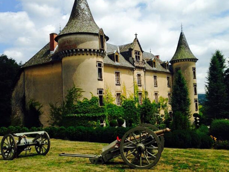 Château de Bessonies dans la vallée du Lot, Occitanie