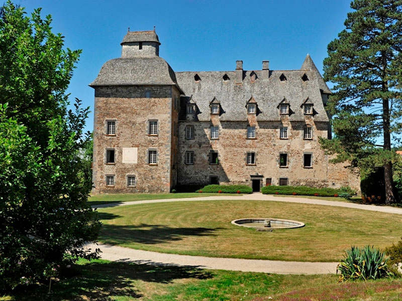 Conros et son château, Auvergne Rhône Alpes