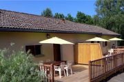 terrasse des hébergements de la chataigneraie cantal