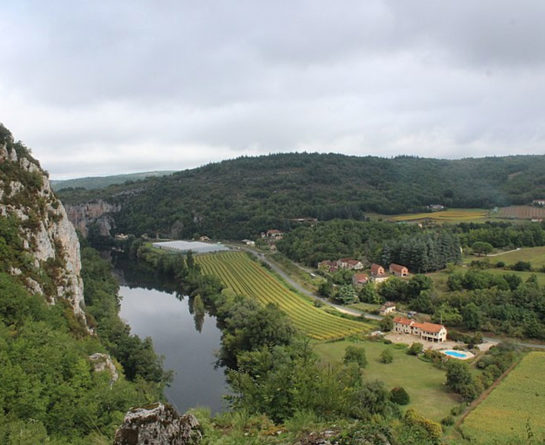 paysages du cantal avec massif cantalien village vacances la chataigneraie