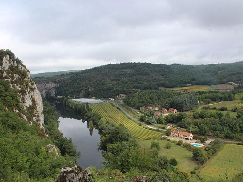 paysages du cantal avec massif cantalien village vacances la chataigneraie