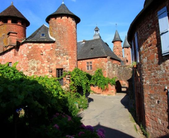 collonges la rouge en auvergne proche du village vacances la chataigneraie