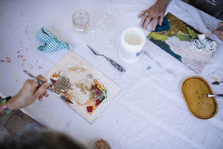 Activité dessins et land'art au club enfants de la Chataigneraie