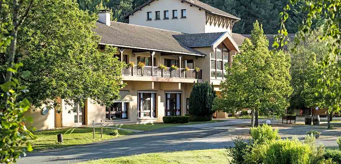 Accueil et réception du domaine de la Châtaigneraie Cantal vacances d'été