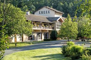 Accueil et réception du domaine de la Châtaigneraie Cantal vacances d'été