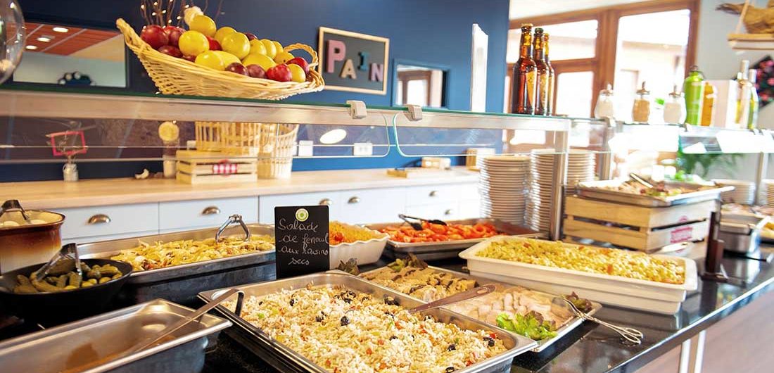 cuisine cantal en buffet à la Chataigneraie pour les vacances d'été