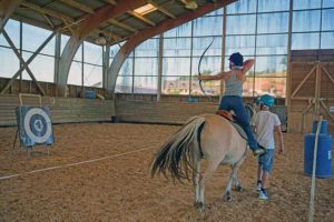 activité au club enfant et ado. Equitation avec tir à l'arc au domaine la chataigneraie cantal