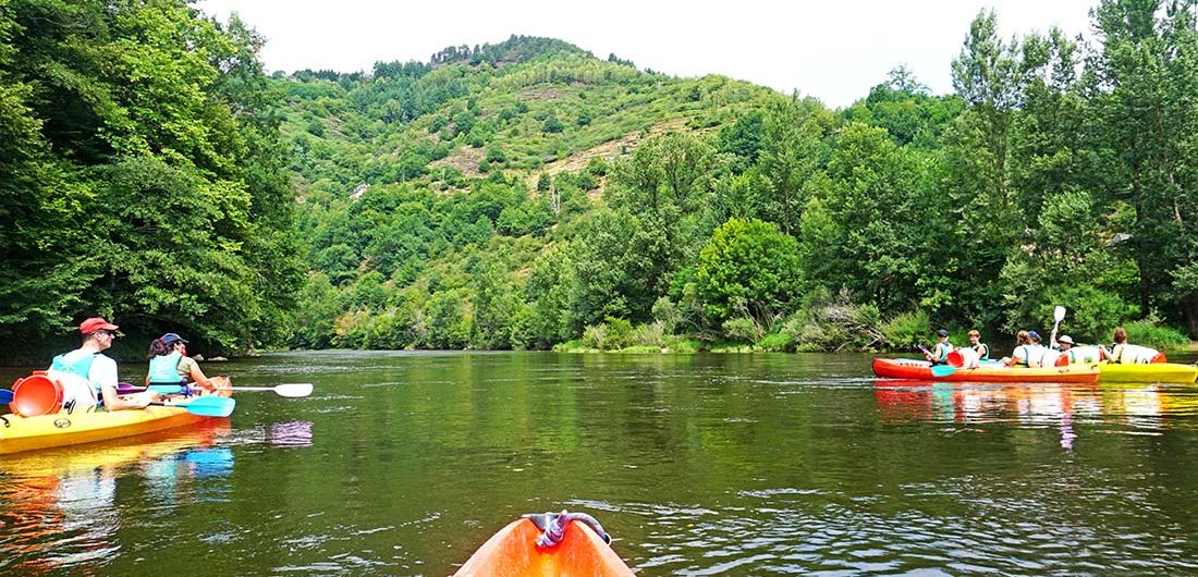 Canoe sur le Lot durant les vacances d'été à la chataigneraie cantal