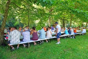 repas en extérieur au lac proche du domaine de la chataigneraie cantal