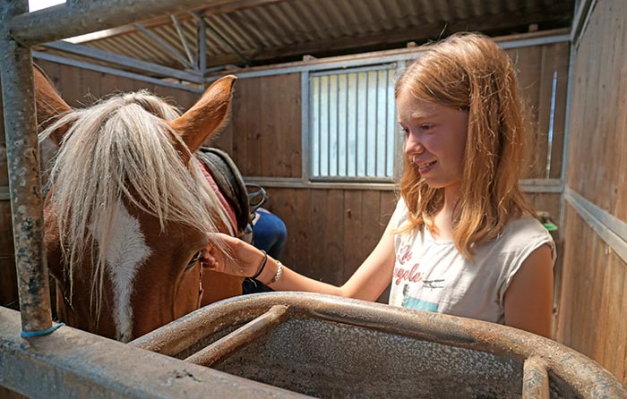 Poney et tir à l'arc au club enfants du domaine de la chataigneraie cantal