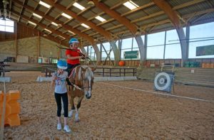 équitation au club enfant de la chataigneraie cantal pendant les vacances