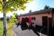 Terrasse extérieure pour profiter du soleil du Cantal - location vacances chataigneraie