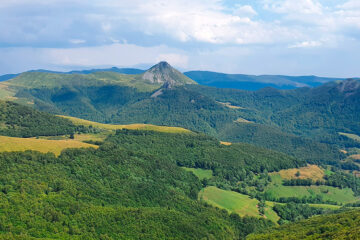 Randonnée en groupe dans le parc naturel des volcans d'auvergne