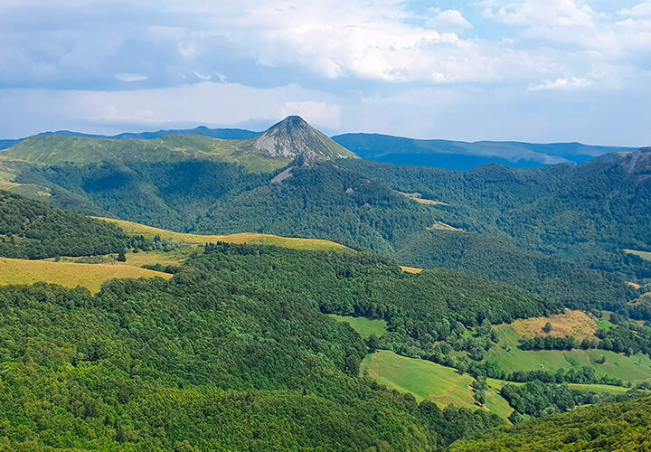 Randonnée en groupe dans le parc naturel des volcans d'auvergne