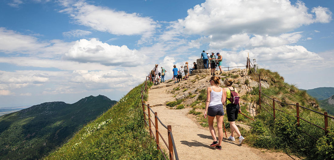 Randonnée Puy Mary Cantal panorama monts cantaliens près de La Châtaigneraie